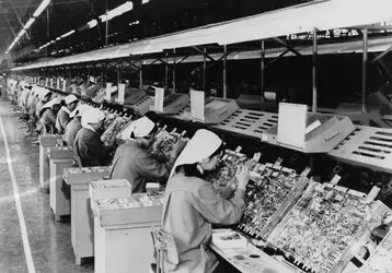 Travail à la chaîne, Tokyo, Japon, 1966 - crédits : Alan Band/ Fox Photos/ Hulton Archive/ Getty Images