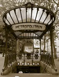 Entrée du Métropolitain des Abbesses, Paris - crédits : © G. Semeniuk/ Shutterstock