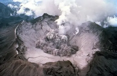 Vue aérienne du Pinatubo, Philippines - crédits : © T. J. Casadevall/U.S. Geological Survey