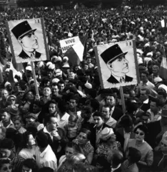Manifestation de partisans de l'Algérie française à Alger, 1958 - crédits : Meagher/ Hulton Archive/ Getty Images