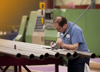 Travailleur dans une usine - crédits : © C. Delbert/ Shutterstock