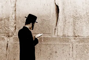 Juif en prière devant le Mur des lamentations, Jérusalem - crédits : © S. Eidiejus/ Shutterstock