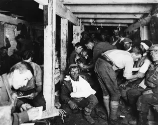 Poste de secours, Première Guerre mondiale - crédits : Frank Hurley/ Three Lions/ Getty Images