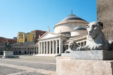 Place du Plébiscite, Naples - crédits : Masci Giuseppe/ AGF/ UIG/ Getty Images
