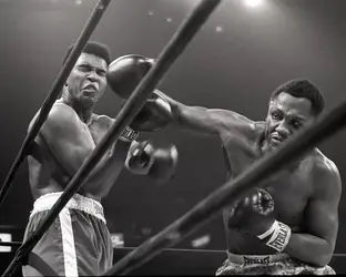 Joe Frazier bat Muhammad Ali - crédits : David Hume Kennerly/ Bettmann/Corbis/ Getty Images