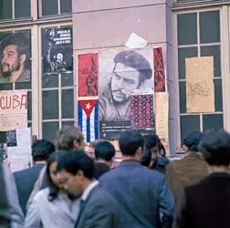 Étudiants devant la Sorbonne, à Paris, mai 1968 - crédits : Keystone-France/ Gamma-Rapho/ Getty Images