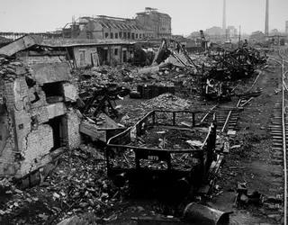 Usine allemande bombardée, 1945 - crédits : Hulton Archive/ Getty Images
