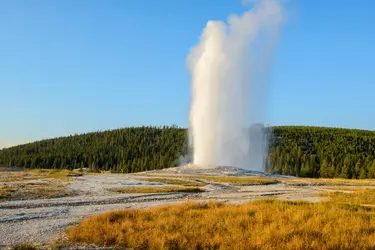 Geyser Old Faithful, Yellowstone, Wyoming - crédits : Wisanu Boonrawd/ Shutterstock