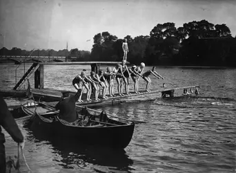 Concours de natation à Hyde Park, Londres - crédits : H. F. Davis/ Topical Press Agency/ Getty Images