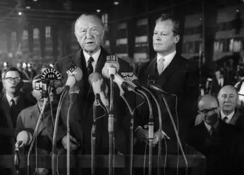 Konrad Adenauer - crédits : Keystone/ Hulton Archive/ Getty Images