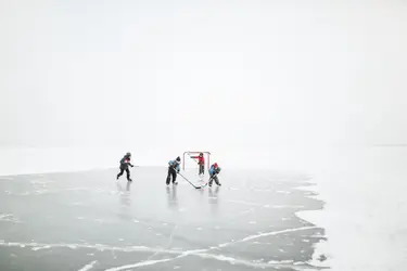 Enfants jouant au hockey sur glace - crédits : © Angela Auclair/ Moment/ Getty Images