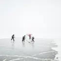 Enfants jouant au hockey sur glace - crédits : © Angela Auclair/ Moment/ Getty Images