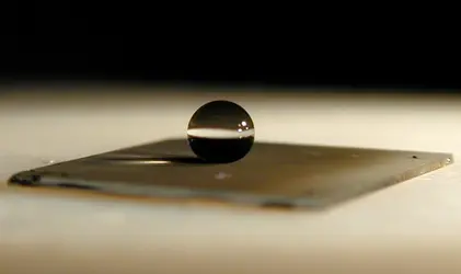 Goutte sur surface hydrophobe - crédits :  (J. Bico