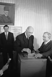 Charles de Gaulle votant à Colombey-les-Deux-Églises, lors du référendum du 27 avril 1969 - crédits : Keystone-France/ Gamma-Keystone/ Getty Images