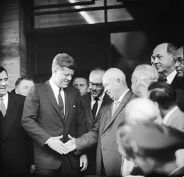 Nikita Khrouchtchev et John F. Kennedy - crédits : Ron Case/ Getty Images