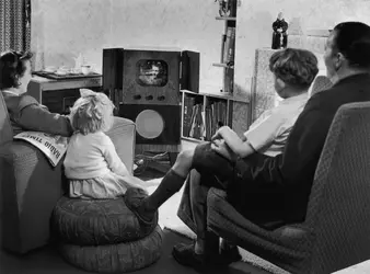 La télévision entre dans les foyers - crédits : Keystone Features/ Getty Images