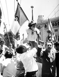 Indépendance de l'Algérie, 1962 - crédits : Central Press/ Hulton Archive/ Getty Images