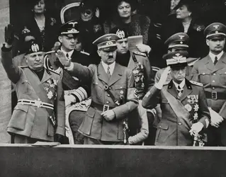 Mussolini et Hitler, 1938 - crédits : © De Agostini Picture Library/ Getty Images