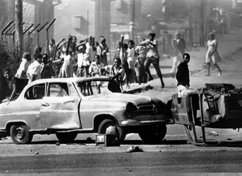 Émeutes de Soweto, Afrique du Sud, 1976 - crédits : Keystone/ Hulton Archive/ Getty Images
