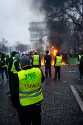 Gilets jaunes manifestant sur les Champs-Élysées, 2018 - crédits : William Lounsbury/ Shutterstock.com