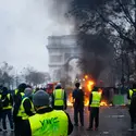 Gilets jaunes manifestant sur les Champs-Élysées, 2018 - crédits : William Lounsbury/ Shutterstock.com