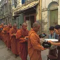 Offrande du repas aux moines bouddhistes - crédits : © Photobank BKK/Robert Harding Picture Library