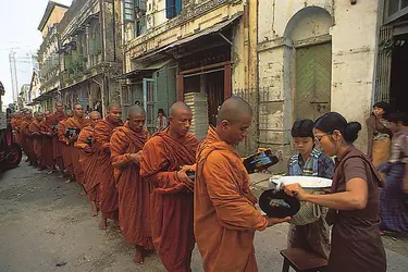 Offrande du repas aux moines bouddhistes - crédits : © Photobank BKK/Robert Harding Picture Library