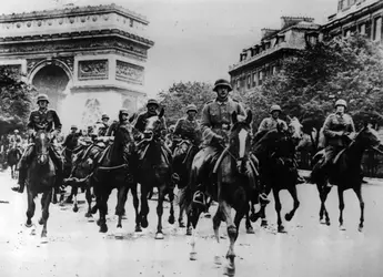 Paris occupé par les Allemands, 1940 - crédits : Henry Guttmann/ Hulton Archive/ Getty Images