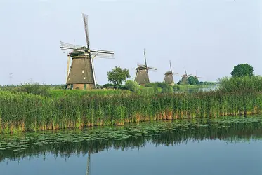 Moulins à vent aux Pays-Bas - crédits : © L. Romano—IGDA/DeA Picture Library