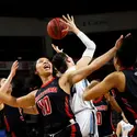 Étudiantes américaines jouant au basket-ball - crédits : © Ben McCanna/ Portland Portland Press Herald/ Getty Images