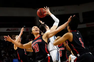 Étudiantes américaines jouant au basket-ball - crédits : © Ben McCanna/ Portland Portland Press Herald/ Getty Images
