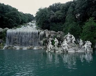 Cascade et groupe sculpté du palais de Caserte, Italie - crédits : G. Dagli Orti/ De Agostini/ Getty Images