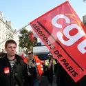 Manifestant avec un drapeau de la C.G.T. - crédits : © O. Besnard Shutterstock