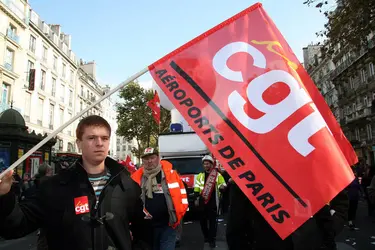 Manifestant avec un drapeau de la C.G.T. - crédits : © O. Besnard Shutterstock