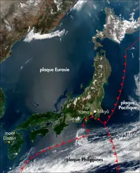 Arc insulaire du Japon - crédits : © Encyclopædia Universalis France S.A. ; NASA/ GSFL