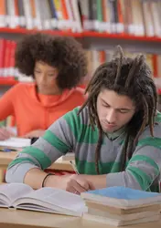 Étudiants dans une bibliothèque - crédits : © Stokkete/ Shutterstock