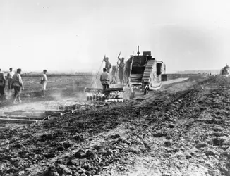 Labourage en Russie, 1917 - crédits : Slava Katamidze Collection/ Getty Images