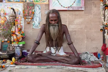 Yogi hindou de la ville de Varanasi (ou Bénarès) - crédits : 
fotofojanini/ istock/ Getty Images