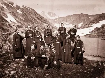 Chanoines de l’ordre du Grand-Saint-Bernard - crédits : William England/ Hulton Archive/ Getty Images