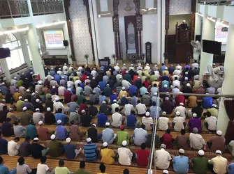 Fidèles musulmans écoutant le prêche d’un imam - crédits : © A. F. Yahya/ Shutterstock