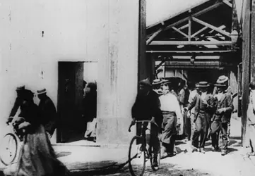 La Sortie des usines Lumière, film d'Auguste et Louis Lumière - crédits : Hulton Archive/ Getty Images