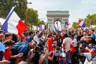 Supporters célébrant la victoire des Bleus en Coupe du monde de football, 2018 - crédits : Joao Bolan/ SOPA Images/ LightRocket/ Getty Images