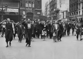 Manifestation communiste en France, 1934 - crédits : Picture Post/ Getty Images