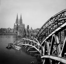 Pont du Rhin détruit à Cologne, Allemagne, vers 1946 - crédits : Hulton Archive/ Getty Images