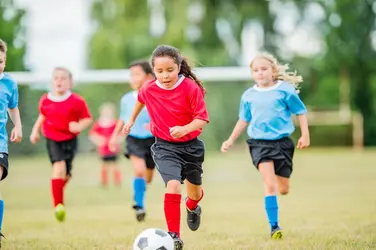 Enfants jouant au football - crédits : © FatCamera/ E+/ Getty Images