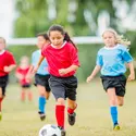 Enfants jouant au football - crédits : © FatCamera/ E+/ Getty Images