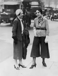 Elsa Schiaparelli portant une jupe-pantalon - crédits : Fox Photos/ Hulton Archive/ Getty Images