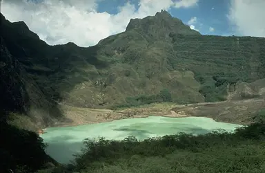 Lac de cratère du Kelut, Indonésie - crédits : © D. Dzurisin/ U.S. Geological Survey