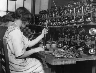 Usine de fabrication de téléphones, 1924 - crédits : Topical Press Agency/ Hulton Archive/ Getty Images