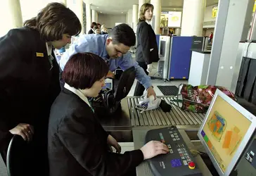 Scanner dans un aéroport - crédits : © Mikhail Metzel/AP